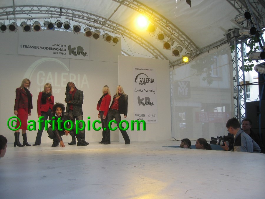 ../Images/Krefeld-Strssenmodenschau-2005 386.jpg